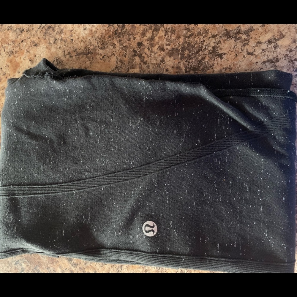 Black speckled lululemon crop